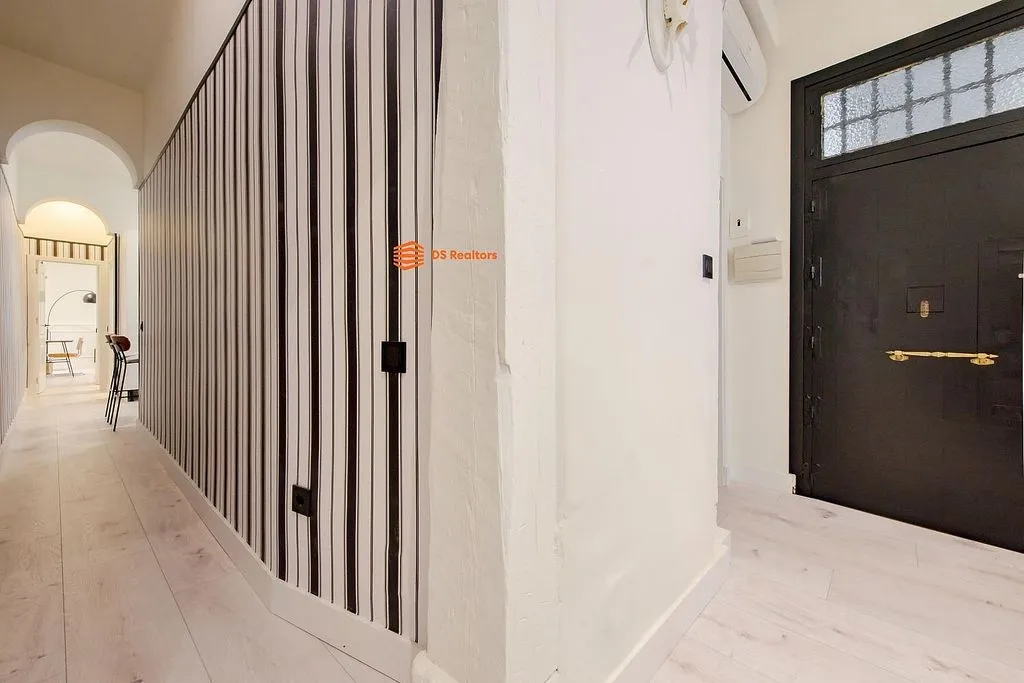 Entrée - Luxury Apartment with Rustic Elegance in Madrid