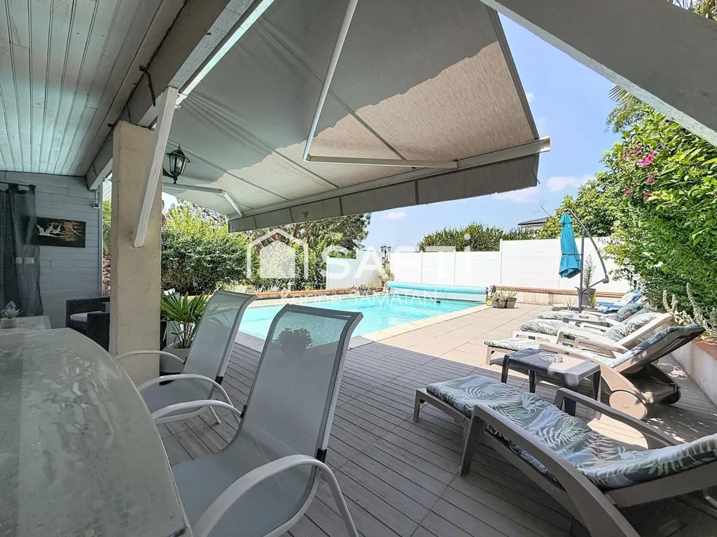 Bassein - 1970s House with Pool in Garidech