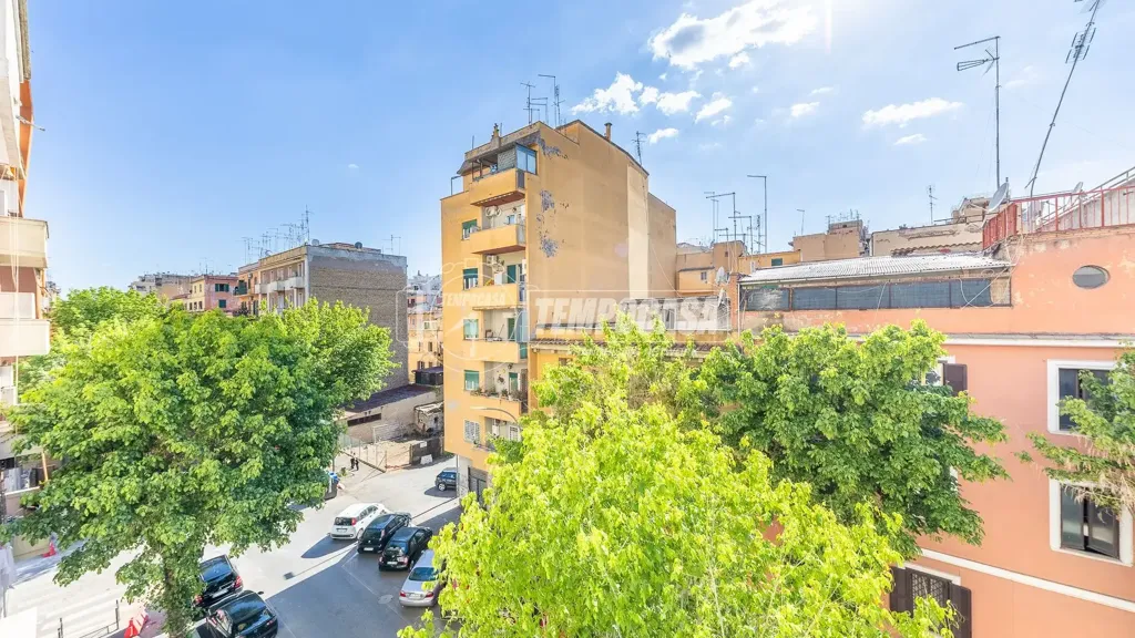 Rõdu - Ristrutturated Flat with Balcony in Rome