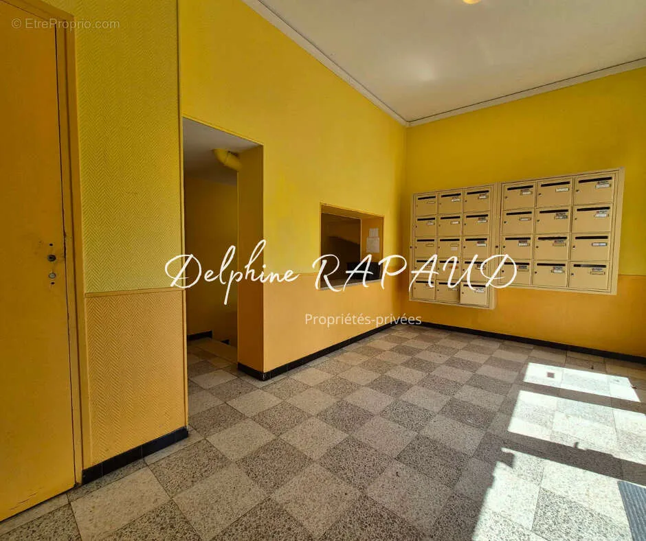 Hallway - 2-Bedroom Flat with Parking in Nogent-le-Rotrou