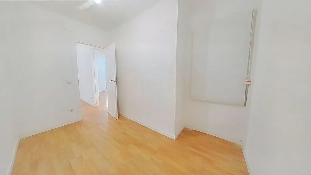 Toad - Three-Bedroom Flat with Metro Access in Verdun