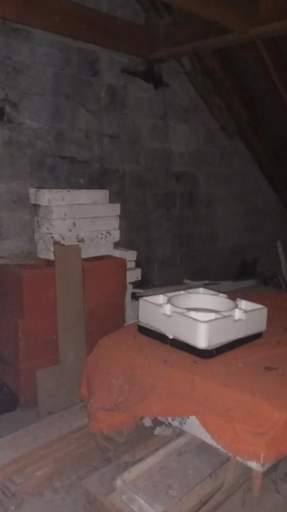 Pièces - Maison en 2 Logements avec Cour à Yenne