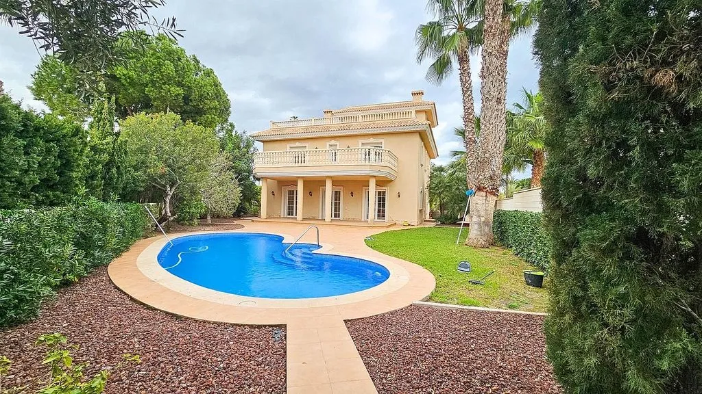 Piscine - Luxury Villa with Pool in Cabo Roig