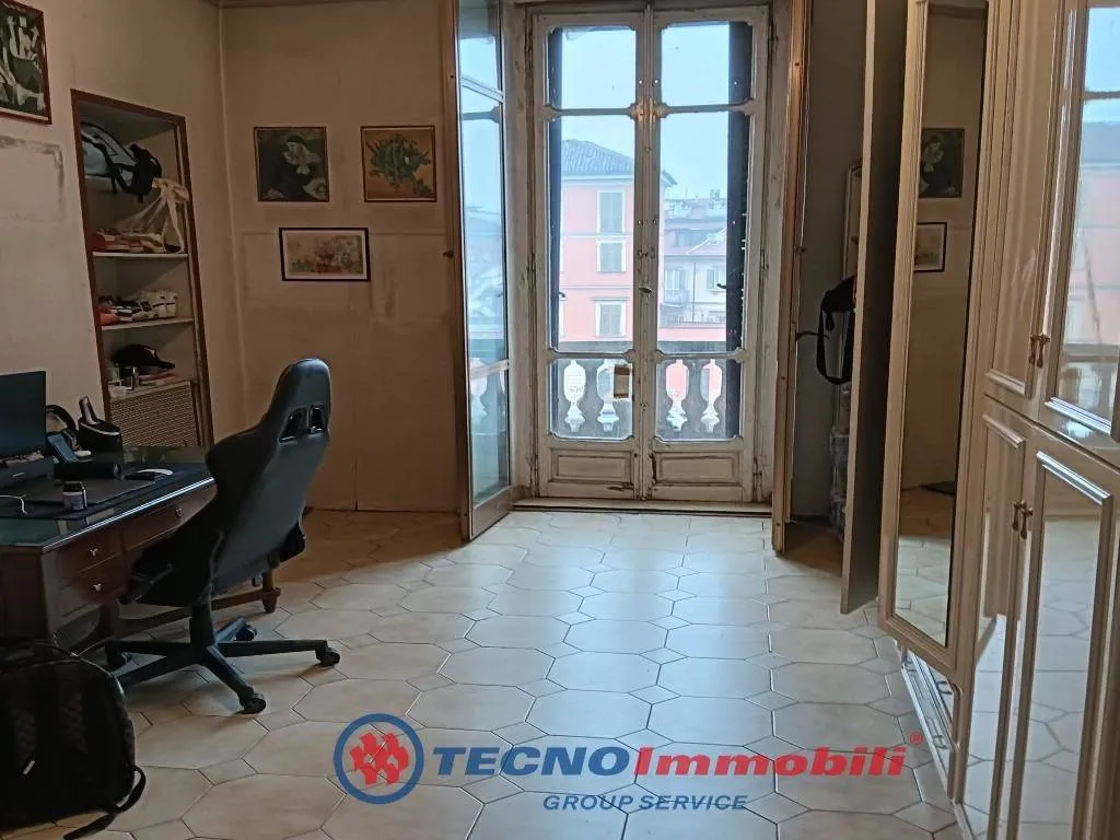 Bureau - Apartment with Balconies in Turin