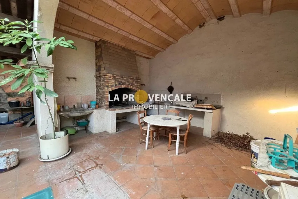 Garage - Maison avec Piscine et Terrasse à Béziers