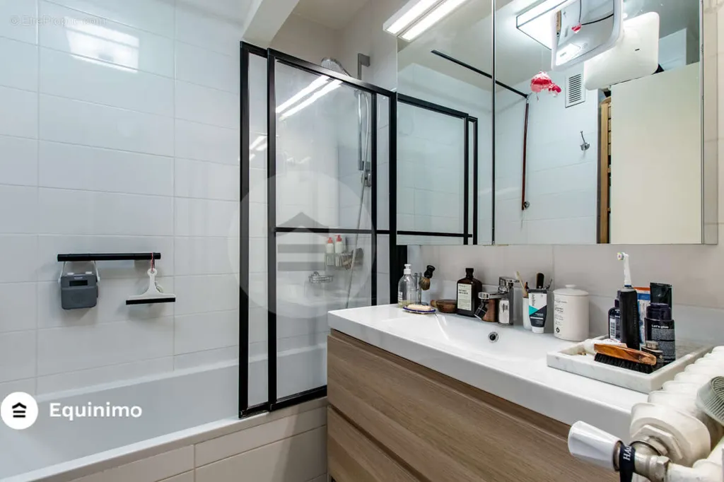 Salles de bain - Appartement Traversant avec Balcon à Paris