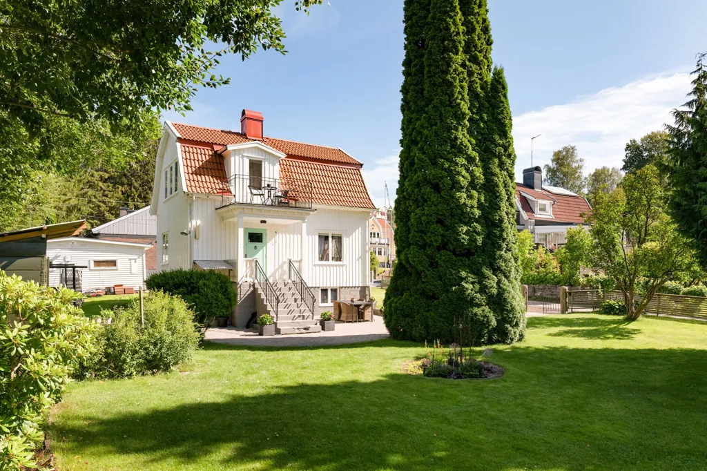 Aed - 1930s Villa with Rental Unit in Bohus