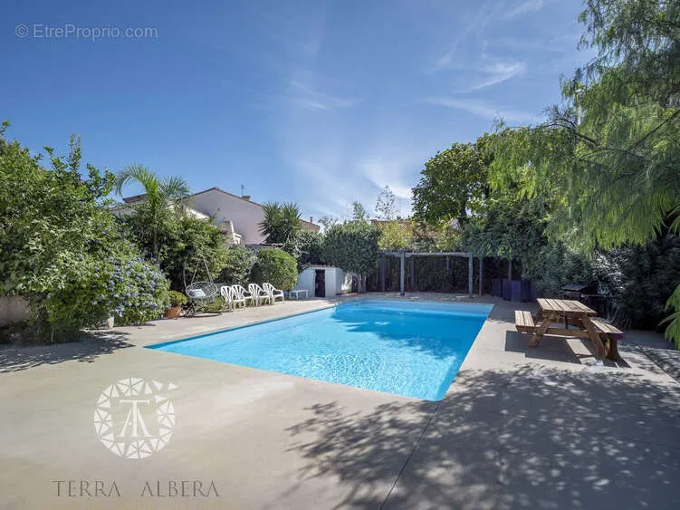 Bassein - Architectural Villa with Pool in Perpignan