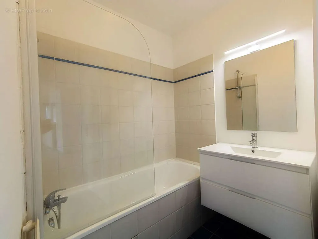 Baños - Refurbished Apartment with Parking in Alfortville