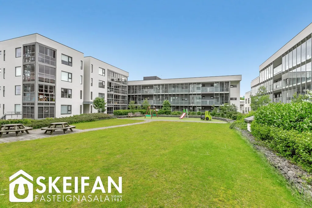 Jardin - Bright 3-Bed Apartment with Balcony in Reykjavik