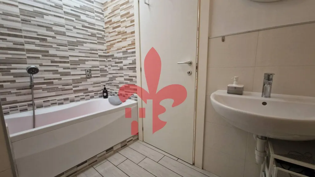 Salles de bain - Modernised Two-Bedroom Flat with Garage in Florence