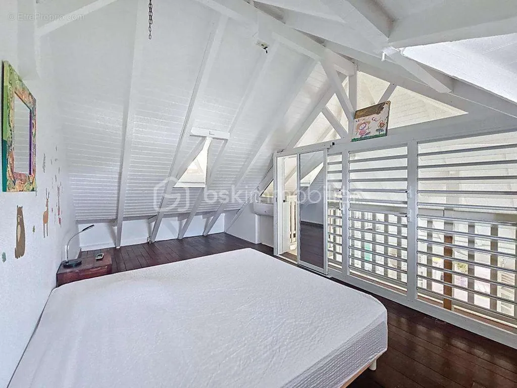 Chambres - Villa avec Piscine et Garage dans Secteur Recherché