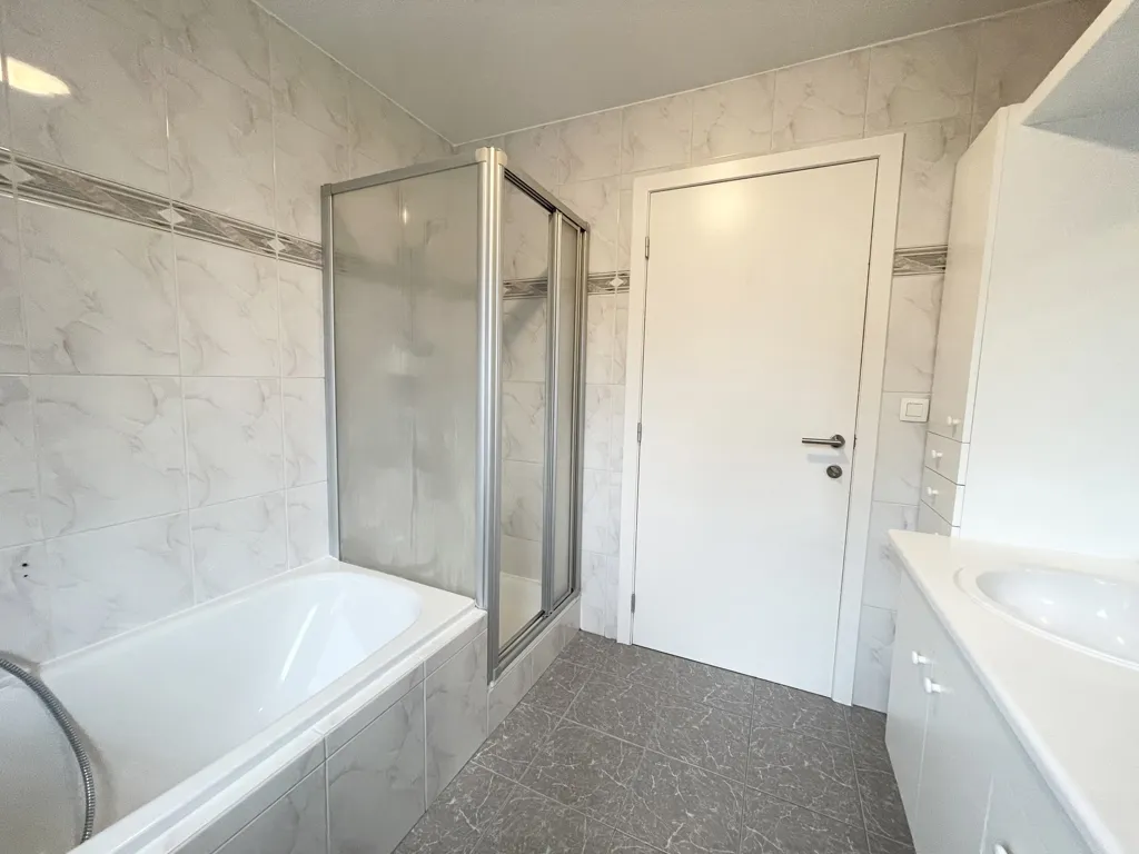 Salles de bain - Maison 3 Façades avec Jardin à Wezembeek-Oppem