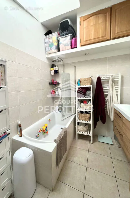 Salles de bain - Appartement Lumineux au Dernier Étage à Rougiers