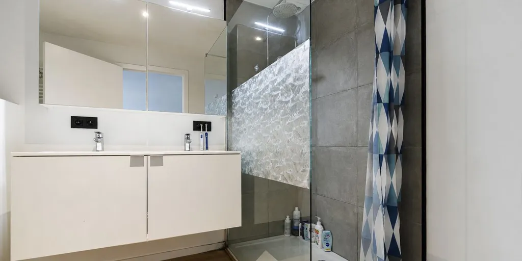 Bathrooms - Renovated House with Garden in Sint-Michiels