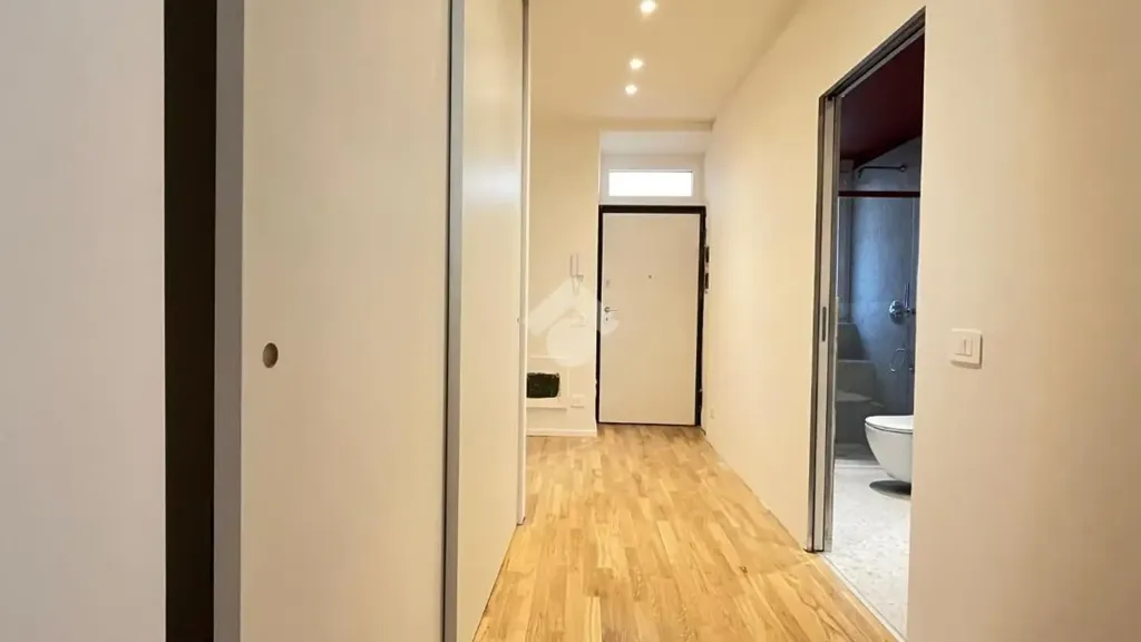 Esik - Rustic Flat with Balcony in Milan