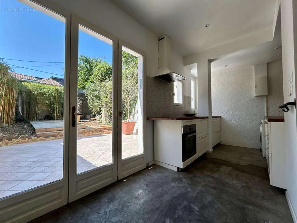 Kitchen - Luxury House with Garden in Bordeaux