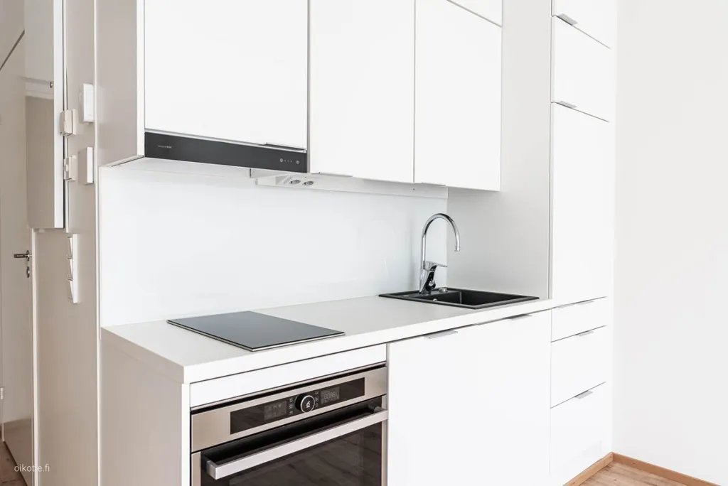 Köök - Modern Studio Flat with Balcony in Kaivoksela, Vantaa