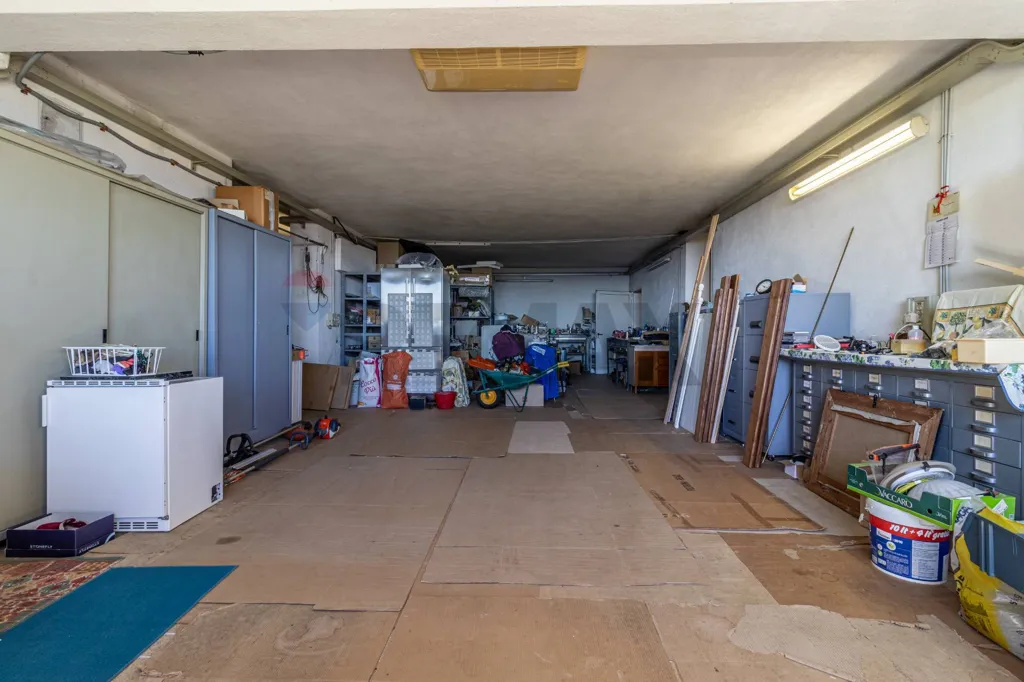 Garage - Villa indipendente con parco privato a Magnano