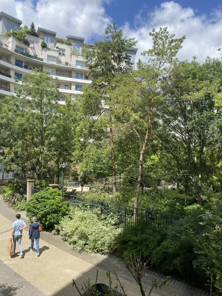 Jardin - Appartement Lumineux avec Terrasse à Courbevoie