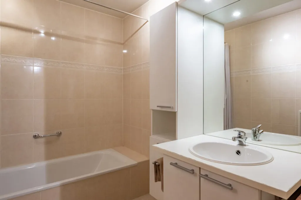 Salles de bain - Appartement Équipé avec Terrasse et Parking à Anvers