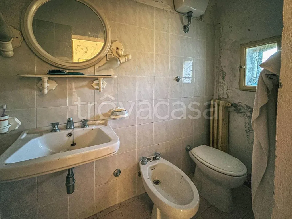Salles de bain - Rustic Villa to Renovate with Panoramic Terrace in Configni