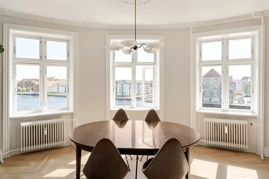 Salle à manger - Historic Flat with City Views in Copenhagen