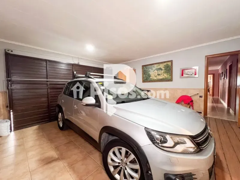 Garage - Chalet with Jacuzzi in Vallirana