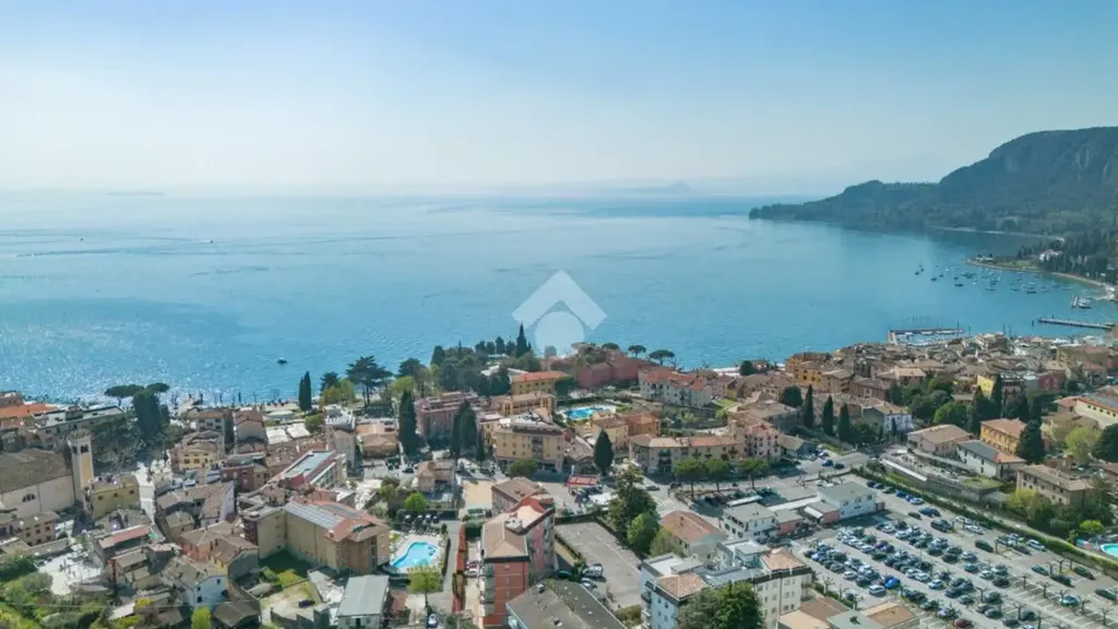 Rustic Studio with Lake View in Garda