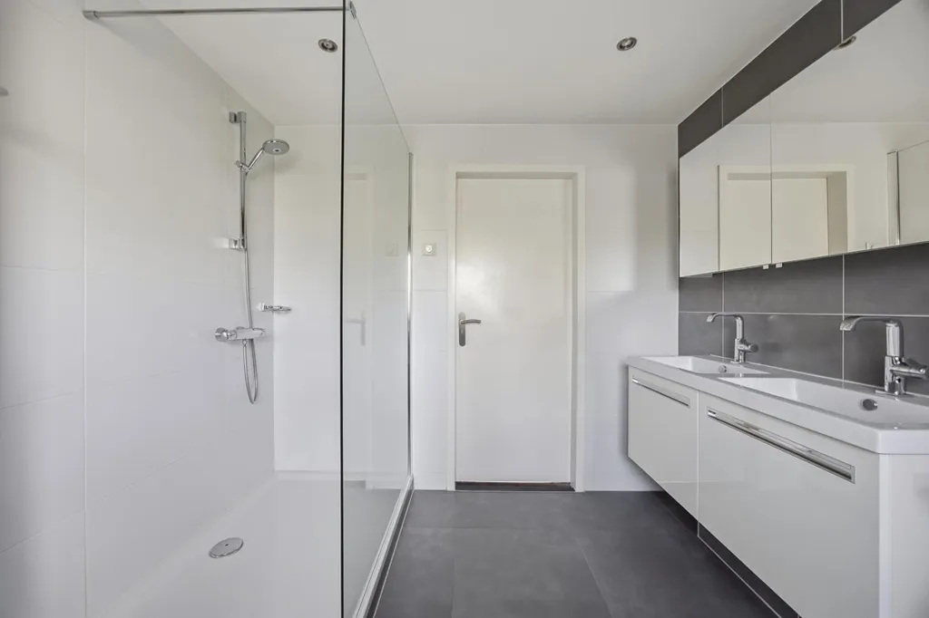 Salles de bain - Two-Storey House with Garden in Made