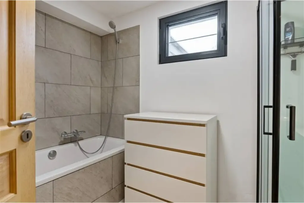 Bathrooms - Charming Ground Floor Flat with Terrace in Mortsel