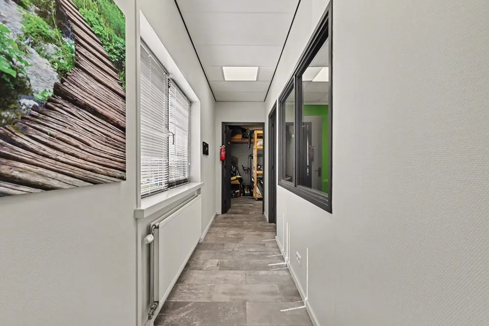 Esik - Commercial Unit with Secure Outdoor Space in Strijen