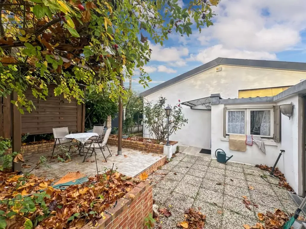 Garden - Ground Floor House with Garage in Bondy