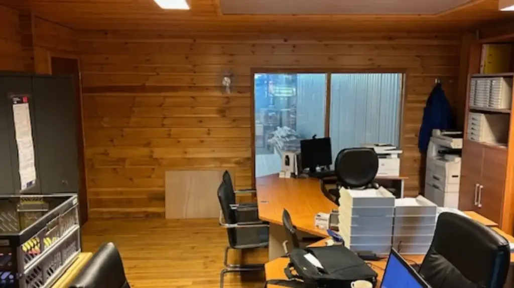 Bureau - Site industriel avec appartement et studio à Manage