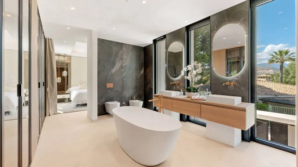 Bathrooms - Luxury Villa with Mountain Views in Las Brisas, Marbella