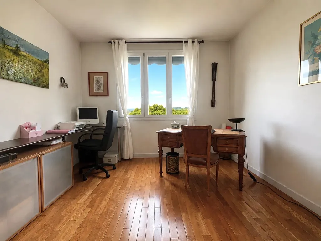 Kabinet - Traversing Flat with Balcony in Prestigious Residence