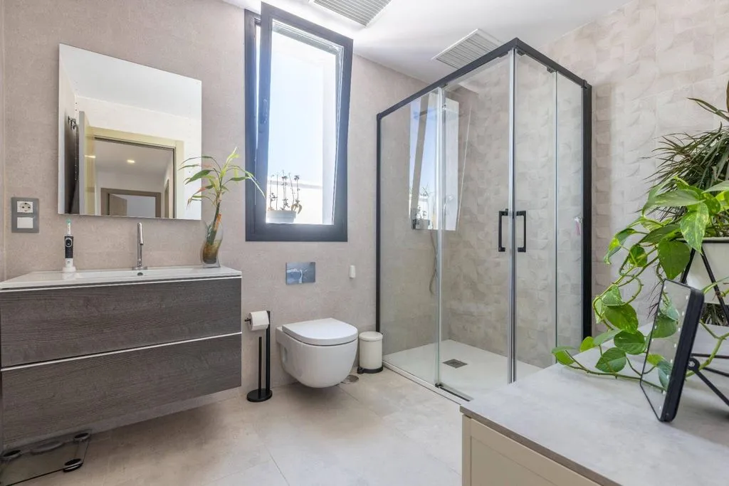 Bathrooms - Detached House with Pool in Guadacorte, Andalusia