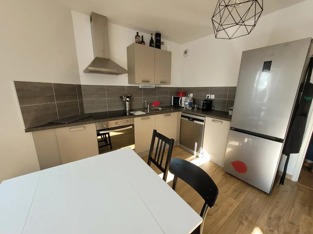 Köök - Modern Flat with Balcony near Train Station