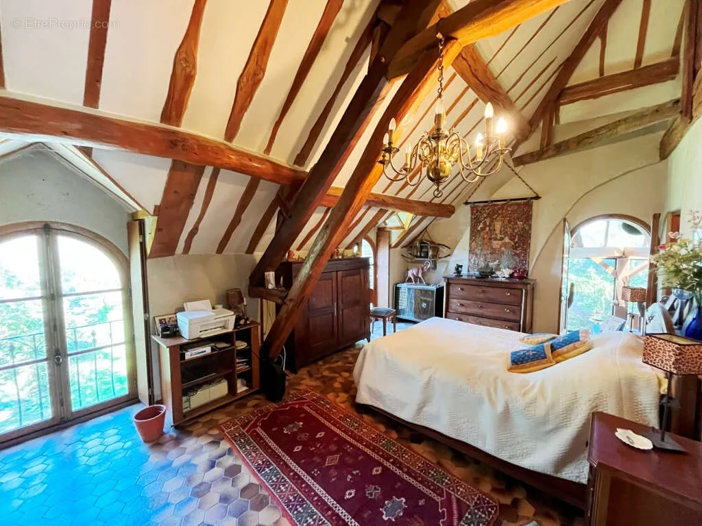Magamistoad - Charming Two-Home Property with Garden in Sens