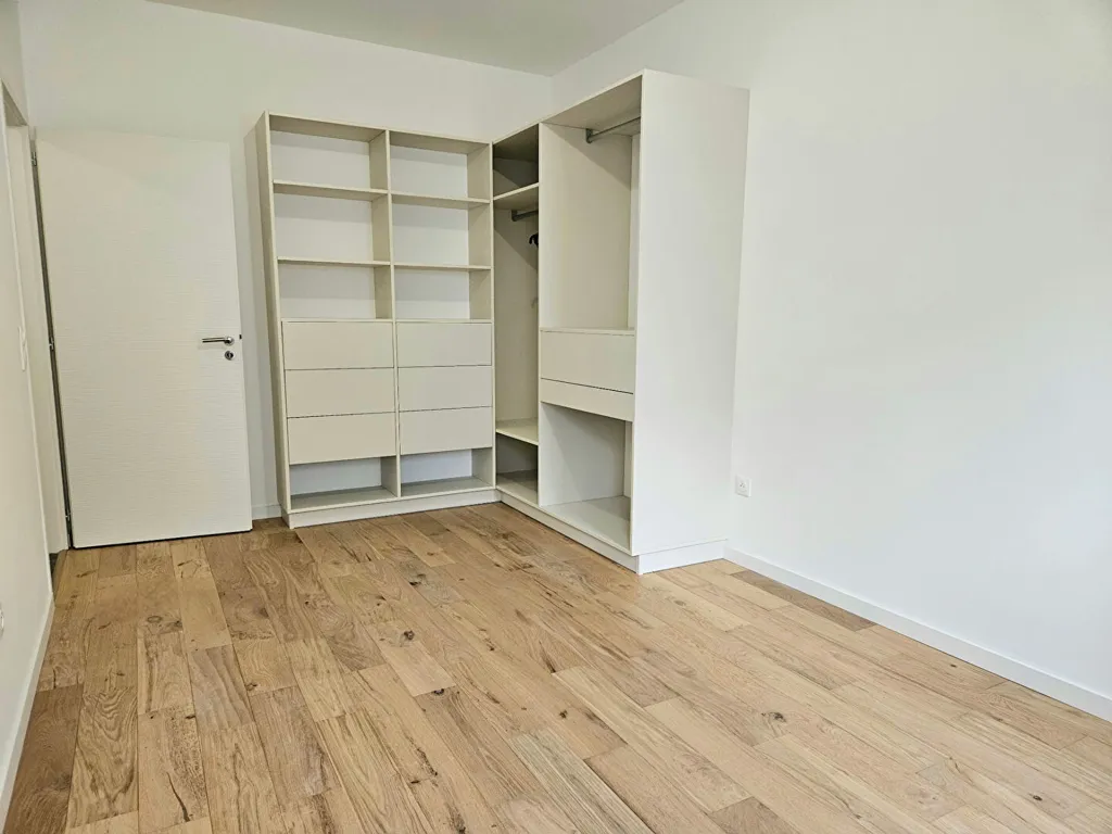 Rooms - New 2-Bed Flat with Canal View in La Rochelle