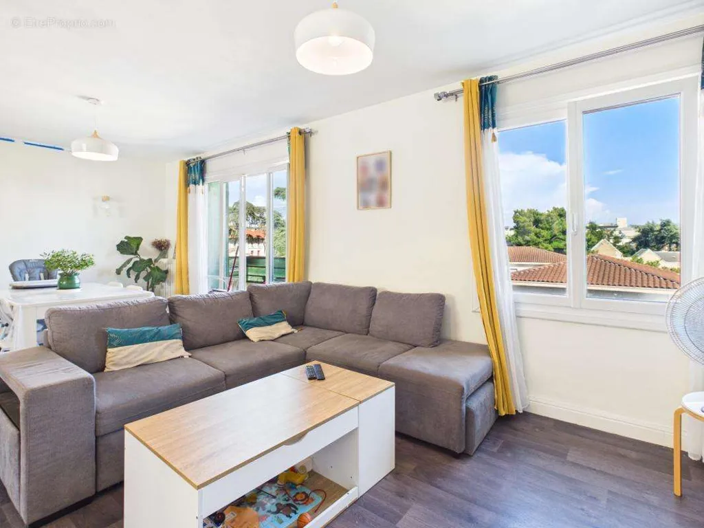 Séjour - Appartement T3 avec Balcon au Quartier Châteauvert à Valence