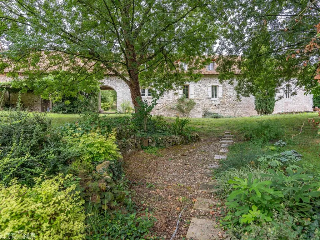 Jardin - Maison Rénovée du 17ème Siècle avec Piscine à Castillonnès