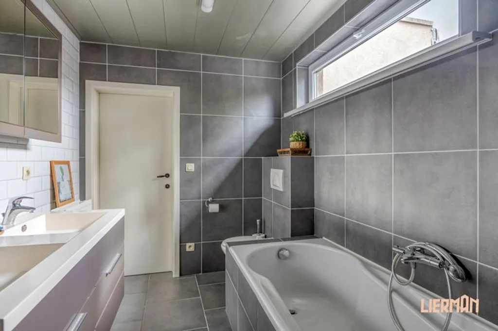 Vannitoad - House with Garden and Solar Panels in Aalst