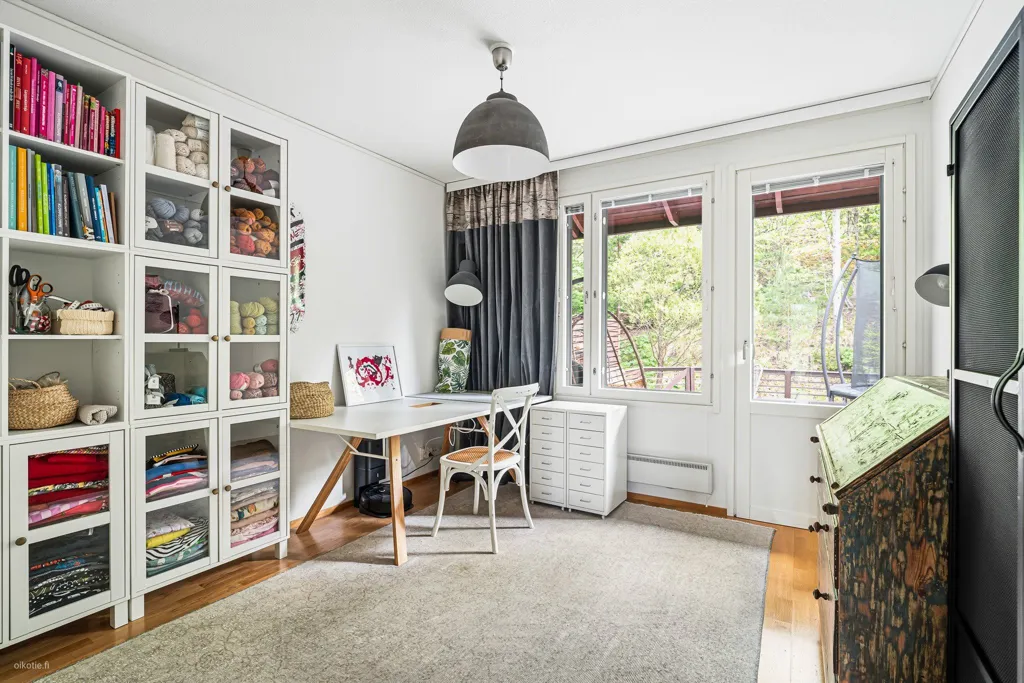 Kabinet - Spacious Corner Flat with Balcony in Kerava