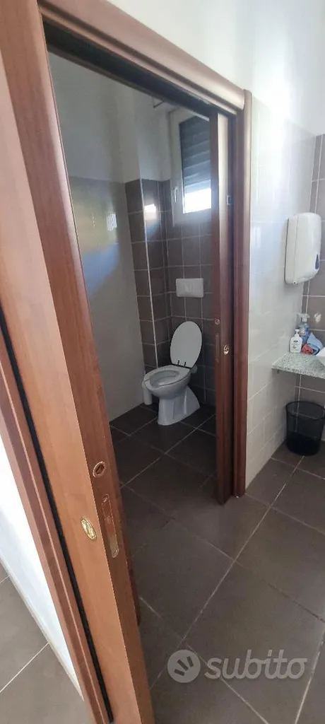 Bagni - Studio medico ristrutturato con parcheggio a Piazza del Tribunale