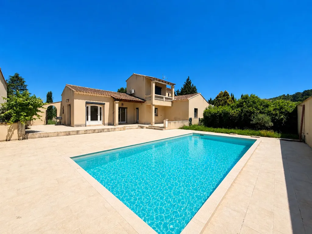 Piscine - Maison de Caractère sur les Hauteurs de Châteaurenard