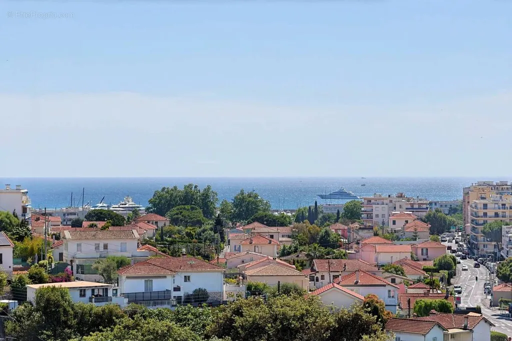 3-Piece Apartment with Sea View in Antibes