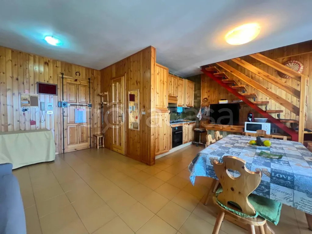 Söögituba - Armed Apartment with Panoramic View in Bagnolo Piemonte