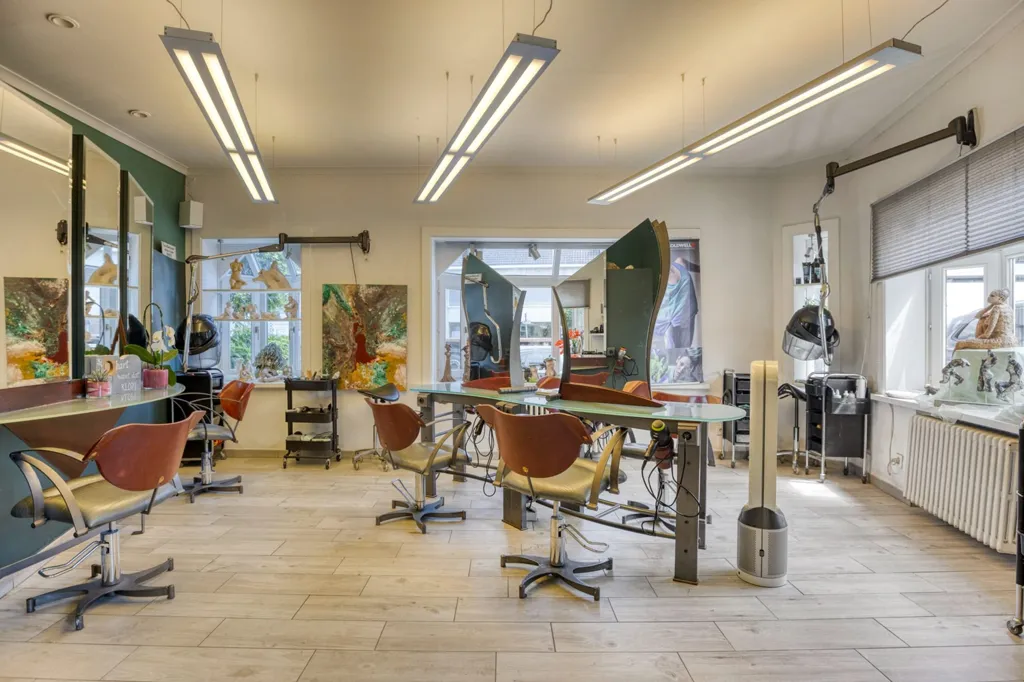 Pièces - Mixed-Use Property with Private Drive in Bruges
