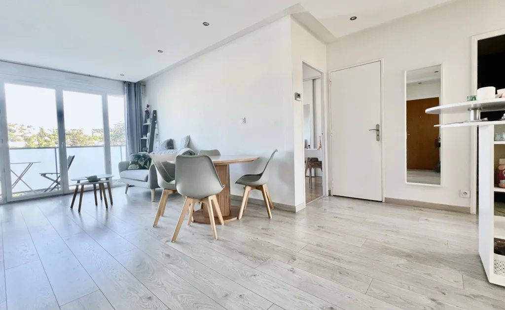 Living Room - Renovated T3 with Balcony in Saint-Etienne